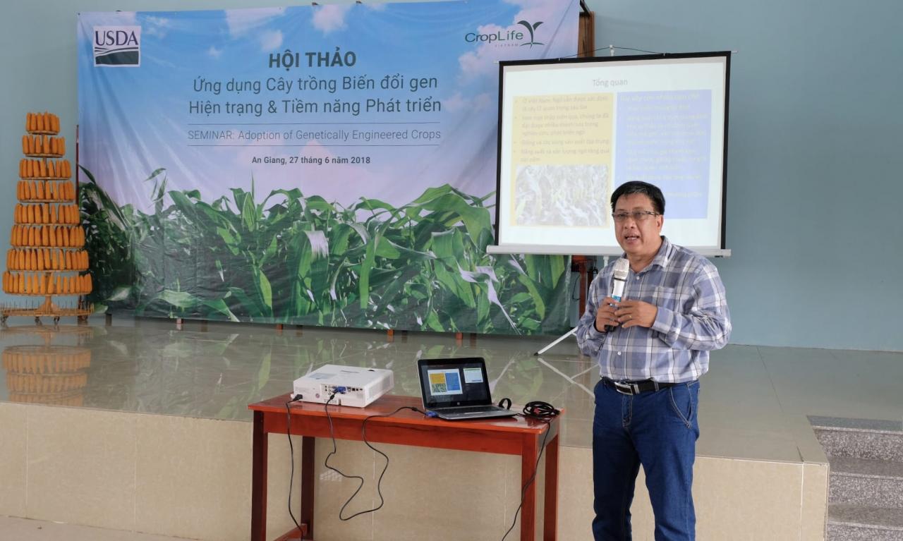 Ông Lê Thanh Tùng - Phó phòng Cây lương thực - VP Phía Nam, Cục trồng trọt, Bộ NN & PTNT trình bày về tình hình ứng dụng ngô biến đổi gen tại Việt Nam.